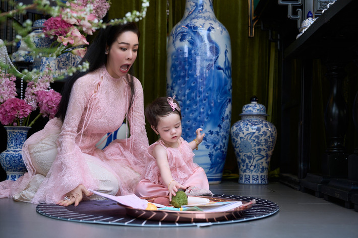 Khoảnh khắc bé Julia chạm tay vào các vật phẩm mang lại không ít tiếng cười cho cả gia đình.