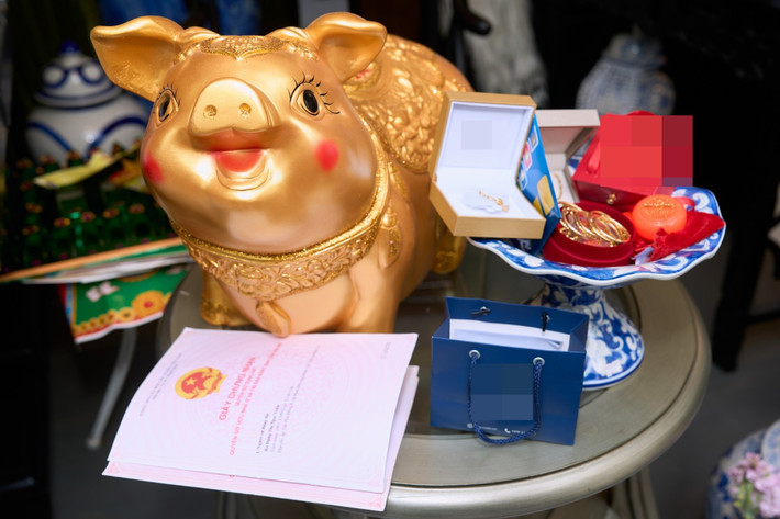 Trong buổi tiệc, bé Julia còn nhận được nhiều món quà ý nghĩa từ mẹ, anh trai và các thành viên trong gia đình.