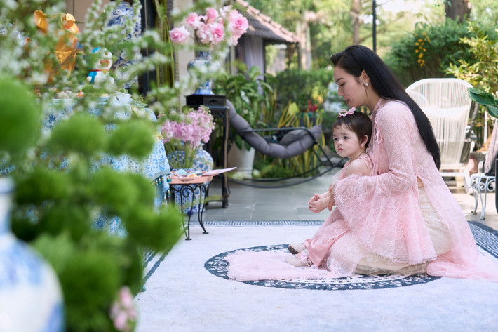 Nhật Kim Anh tổ chức tiệc thôi nôi ấm cúng cho con gái Julia tại nhà riêng. Nữ ca sĩ cho biết, nhà thiết kế Lâm Lâm đã chuẩn bị chu đáo mâm cúng xôi chè, hoa quả, đồng thời tự tay may áo dài truyền thống cho hai mẹ con trong dịp đặc biệt này.