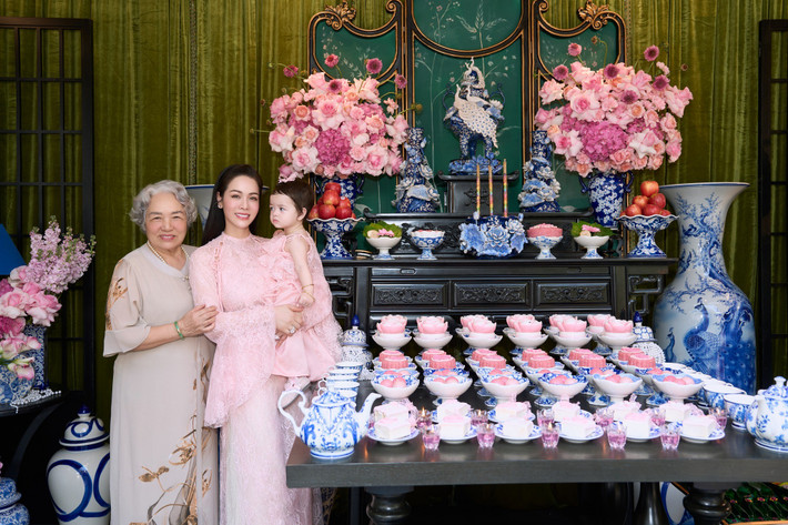 Chia sẻ lời chúc dành cho ái nữ của Nhật Kim Anh, nhà thiết kế Lâm Lâm viết: “Thương mẹ nên cũng thương con theo một cách rất riêng. Những ngày mẹ mang thai con là quãng thời gian nhiều vất vả, khi mọi thứ mẹ đều phải tự mình gồng gánh. Chỉ mong con lớn lên khỏe mạnh, ngoan ngoãn, hiền lành, luôn được yêu thương, đủ đầy và bình an trong vòng tay gia đình”.