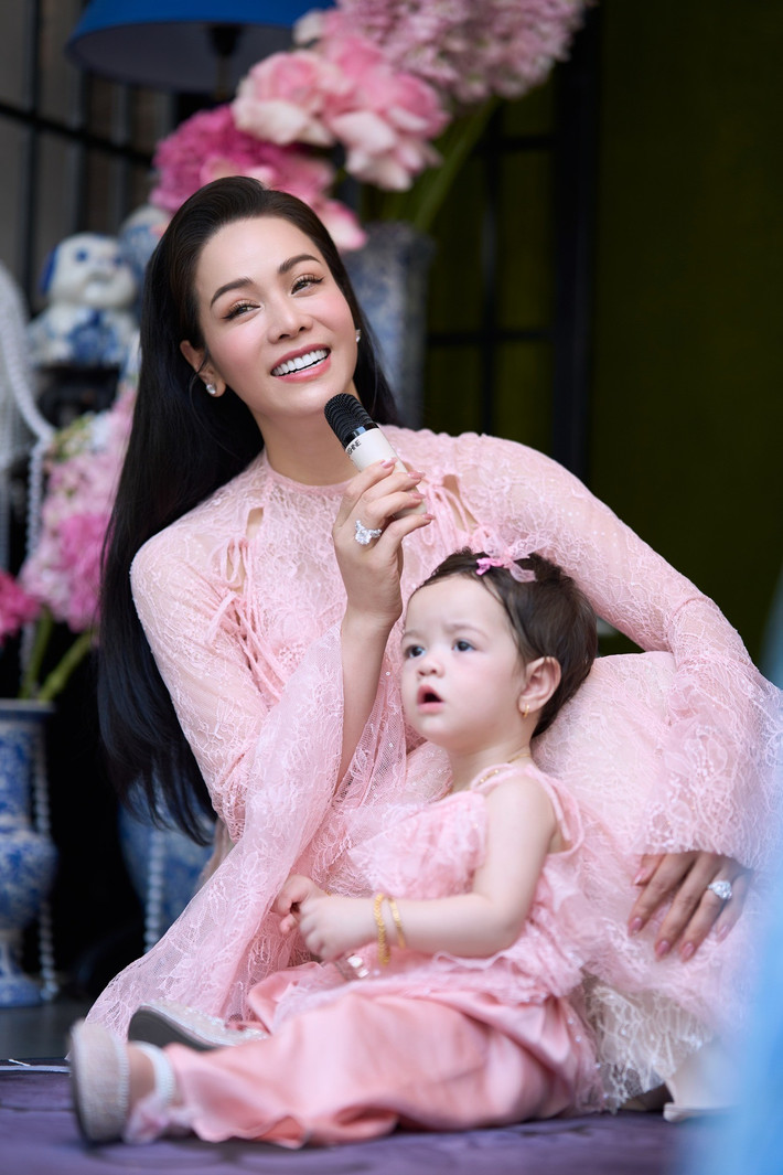 Một số khán giả cho rằng con gái Nhật Kim Anh sẽ nối nghiệp ca hát của mẹ.