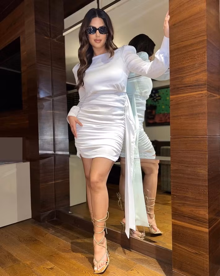 Mỹ nhân Ấn Độ thừa nhận rằng cô thích ăn đồ ngọt, ít tập luyện do lượng công việc cao. Ảnh: Instagram Harnaaz Sandhu.