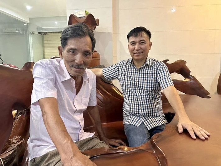 Khi biết Thương Tín gặp khó khăn, Tô Hiếu xin số điện thoại của đàn anh nhắn nam nghệ sĩ cần giúp đỡ thì tìm anh. Ảnh: Người Lao Động.