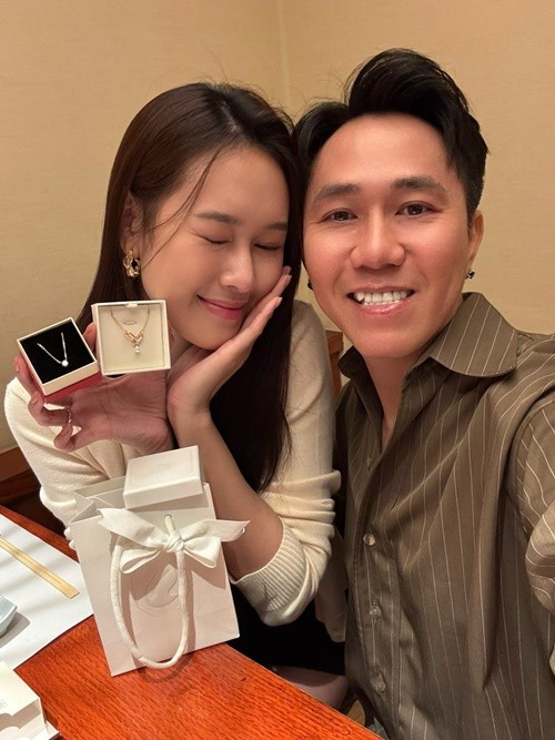 Diễn viên Anh Đức tặng trang sức cho Anh Phạm kỷ niệm 1 năm ngày cưới. Ngoài ra, đôi vợ chồng son còn đi ăn uống. Ảnh: FB Anh Đức.