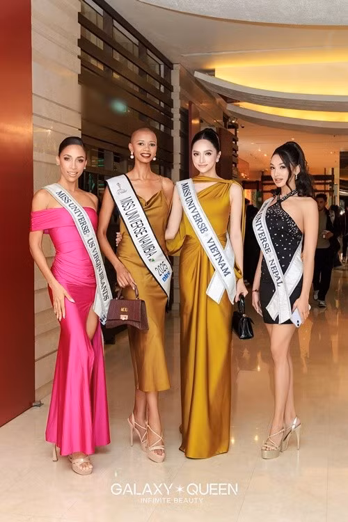 Hương Giang khoe nhan sắc ‘bừng sáng’ bên các đối thủ. Ảnh: Galaxy Queen.