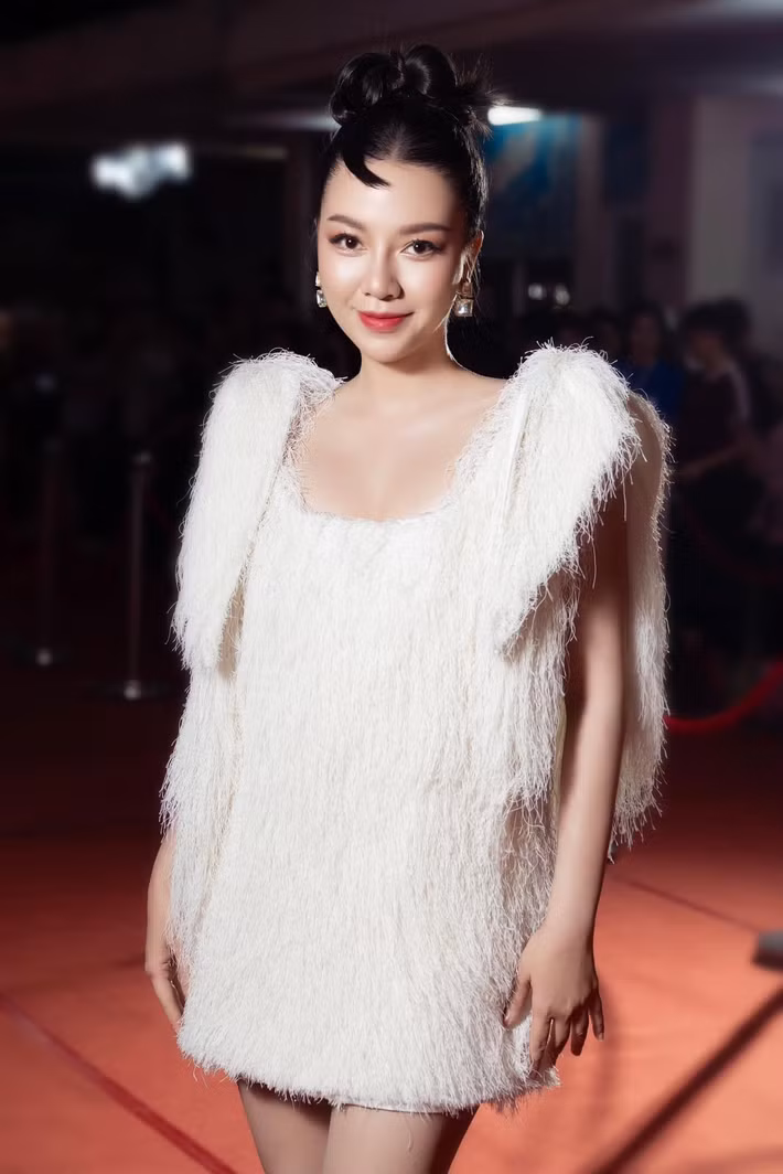 Trong cuộc phỏng vấn với Dân Việt sau màn cầu hôn, Băng Di cho biết, kết hôn là điều nên làm cho mối tình kéo dài gần 10 năm của cô. Ảnh: FB Băng Di.