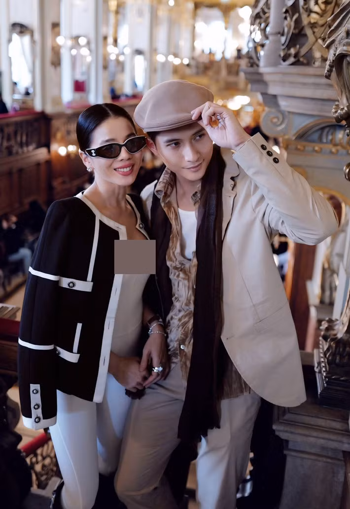 "Nếu anh ấy ở cạnh một người phụ nữ bình thường hơn Quyên thì có thể anh ấy sẽ được nhiều hơn sự chú ý, mọi người sẽ wow vì những điều rực rỡ vốn có của anh ấy. Nhưng ở bên cạnh Quyên thì điều đó rất ít, ngoài việc anh ấy chỉ được khen là quá đẹp trai, rõ ràng đây là sự thay đổi", nữ ca sĩ nói thêm. Ảnh: FB Lệ Quyên.