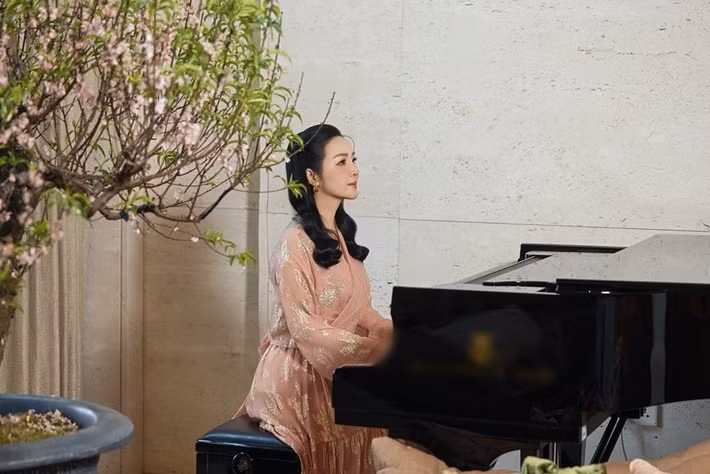 Theo Gia đình &amp; Xã hội, cô chính thức trở thành học sinh của nhạc viện từ năm 6 tuổi và theo đuổi bộ môn piano đến năm 22 tuổi.