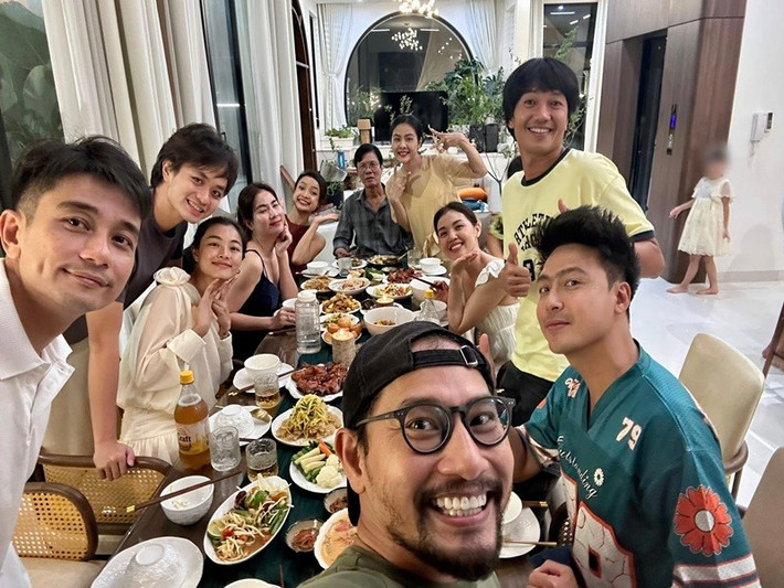 "Tiệc nhẹ với mục đích ngồi lại tâm tình chia tay với ba Phạm Huỳnh Đông. Hẹn ngày gần nhất của tháng 10, anh em ta sẽ gặp lại nha", Vân Trang cho biết. Ảnh: FB Vân Trang.