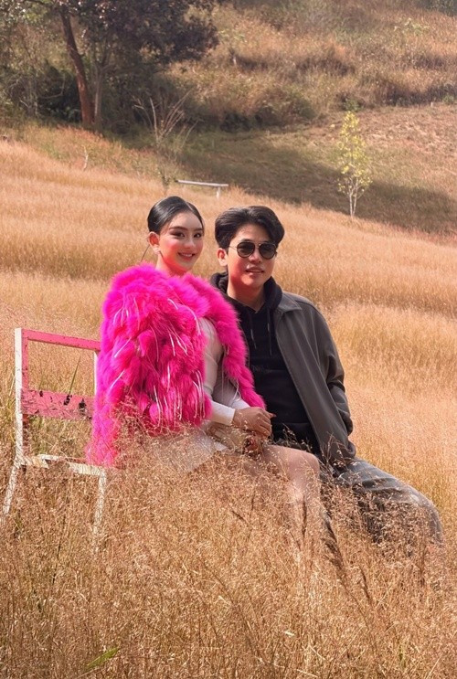 Mỹ nhân chuyển giới bày tỏ: “Không cần thế giới hoàn hảo, chỉ cần hai người đàn ông này luôn bên cạnh em là đủ…”.