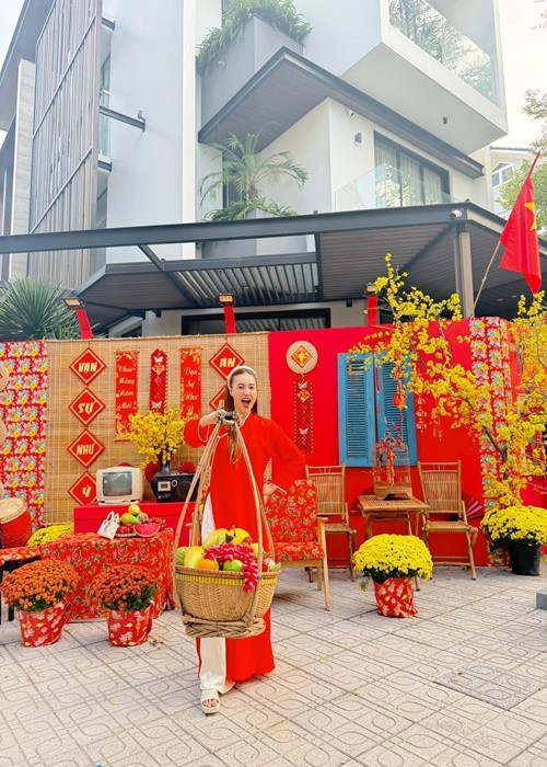 Lan Ngọc hiện tại sống trong biệt thự 2 mặt tiền bề thế, sử dụng xe sang di chuyển. Ảnh: FB Lan Ngọc.