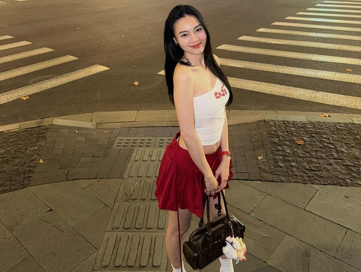 Lan Ngọc từng chia sẻ trong cuộc phỏng vấn với VOV, cô luôn muốn tạo cảm giác gần gũi, hòa nhã với khán giả. "Sẽ không khó để bạn bắt gặp hình ảnh Lan Ngọc ngồi lê la quán vỉa hè, cười nói vui vẻ cùng hội chị em", cô cho hay. Ảnh: FB Lan Ngọc.