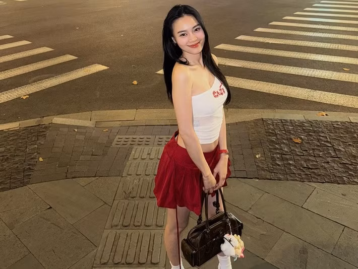 Lan Ngọc từng chia sẻ trong cuộc phỏng vấn với VOV, cô luôn muốn tạo cảm giác gần gũi, hòa nhã với khán giả. "Sẽ không khó để bạn bắt gặp hình ảnh Lan Ngọc ngồi lê la quán vỉa hè, cười nói vui vẻ cùng hội chị em", cô cho hay. Ảnh: FB Lan Ngọc.