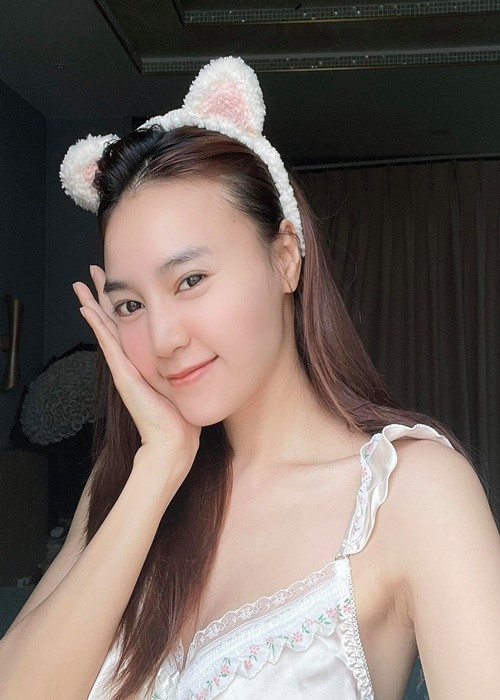 Diện váy ngủ quyến rũ, nữ diễn viên phim Cánh đồng bất tận khoe mặt mộc đẹp không tỳ vết. Ảnh: FB Lan Ngọc.