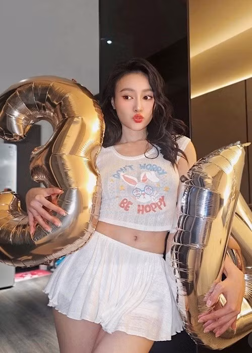 Đón sinh nhật, diễn viên Lan Ngọc diện áo croptop in họa tiết kết hợp chân váy ngắn xuyên thấu. Ảnh: FB Lan Ngọc.