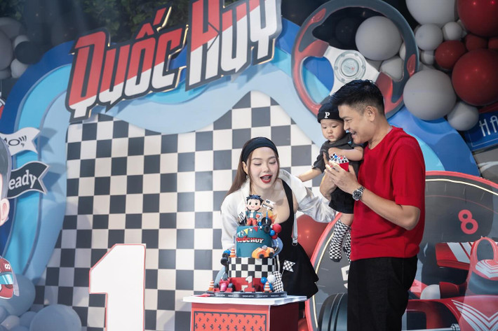 Thời điểm hẹn hò, doanh nhân Quốc Bảo không hối thúc Minh Hằng kết hôn mà muốn cô hoàn thành hết các dự định đã đề ra. Sau khi kết hôn, vợ chồng nữ ca sĩ chọn có con bằng phương pháp thụ tinh trong ống nghiệm. Ảnh: Instagram Minh Hằng.