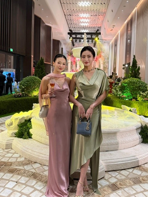 Hoa hậu Phương Khánh cũng dự đám cưới Tiên Nguyễn. Tại sự kiện, Phương Khánh thân thiết với Lương Thùy Linh. Ảnh: FB Lương Thùy Linh.