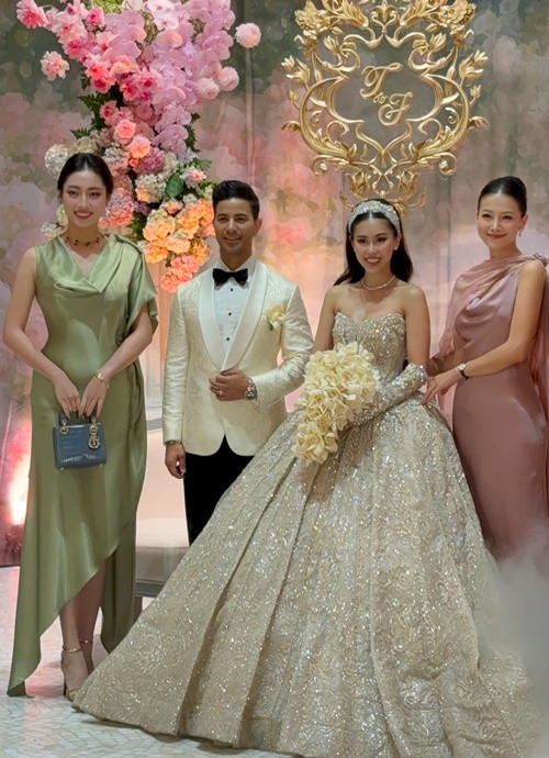 Tiên Nguyễn - em chồng Tăng Thanh Hà tổ chức đám cưới vào tối ngày 7/12. Nhiều sao Việt đến dự hôn lễ. Trên trang cá nhân, Hoa hậu Lương Thùy Linh (ngoài cùng bên trái) chia sẻ: "Chúc chị Tiên Nguyễn và anh trăm năm hạnh phúc". Ảnh: FB Lương Thùy Linh.