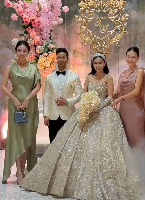 Tiên Nguyễn là con gái của doanh nhân Johnathan Hạnh Nguyễn và diễn viên Thủy Tiên. Trước khi lên xe hoa, cô nối nghiệp kinh doanh của gia đình, có cuộc sống xa hoa. Ảnh: FB Lương Thùy Linh.