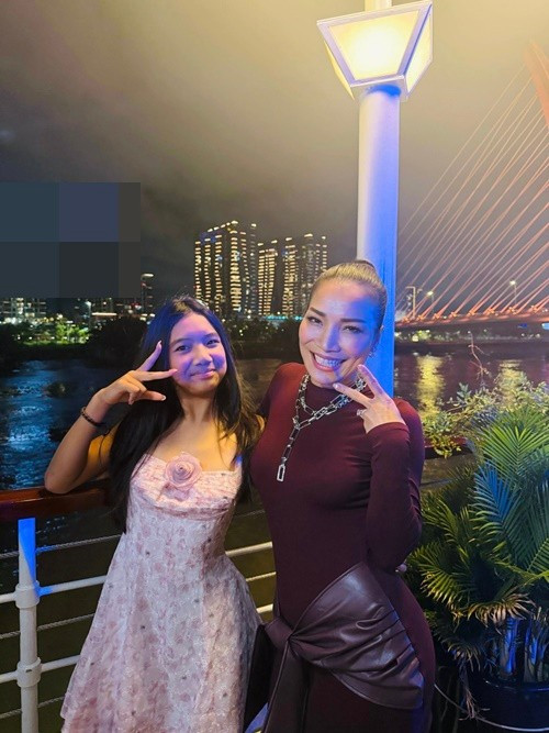 Con gái thứ hai của Hồng Ngọc tên Hồng Ân, năm nay 13 tuổi. Hồng Ngọc cho biết, con gái năng động như một cơn gió, lúc nào cũng thích cười thật to, nhưng cũng dễ khóc vì một câu nói vu vơ. Ảnh: FB Hồng Ngọc.