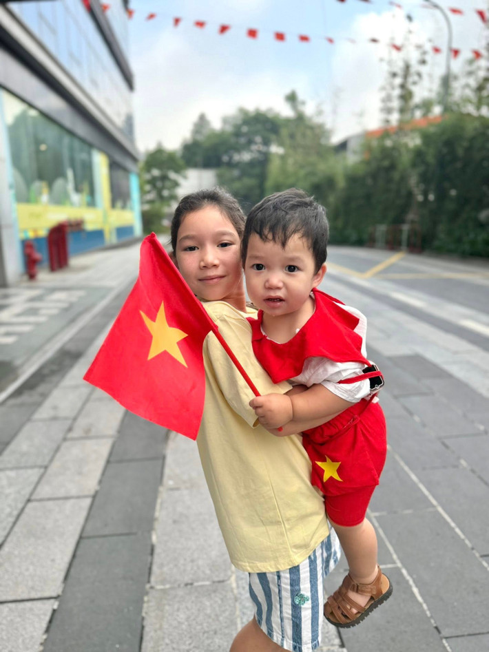 Ít ngày trước, Hà Anh đưa các con ra Hà Nội để xem tổng duyệt A80. Ảnh: FB Hà Anh.