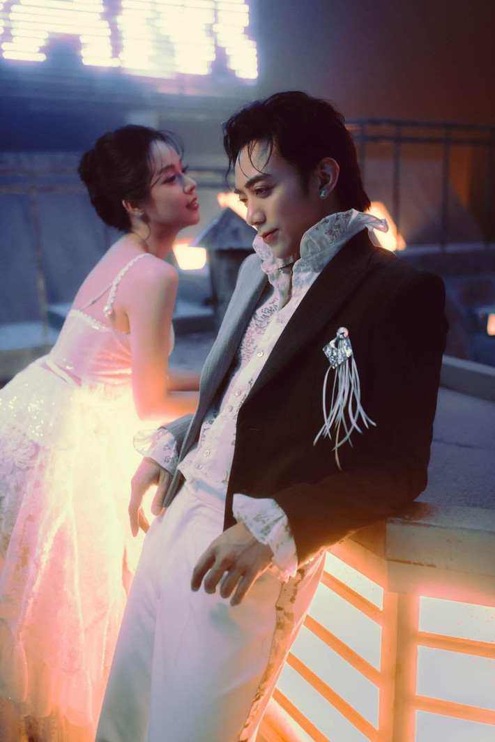 Soobin Hoàng Sơn chia sẻ trên Znews, anh có trả cát-sê cho Thanh Thủy cho lần hợp tác nhưng không tiết lộ con số cụ thể.