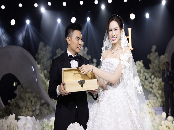 Theo Tiền Phong, vợ chồng Đỗ Thị Hà thực hiện nghi thức cất rượu vang vào hộp tình yêu để thể hiện cam kết về một tình yêu bền chặt, ngày càng thăng hoa theo thời gian, giống như rượu vang để lâu năm. Ảnh: Tiền Phong.