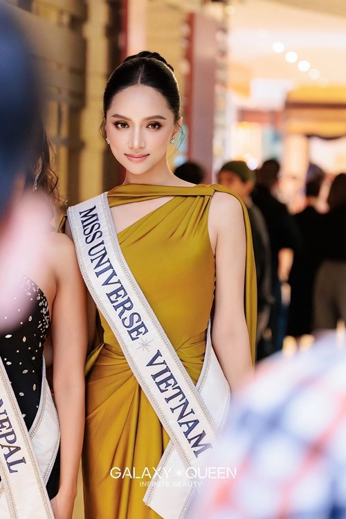 Hương Giang diện váy lụa tông vàng trong ngày thứ 3 ở Miss Universe 2025. Ảnh: Galaxy Queen.