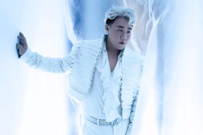 Thông tin ban đầu xuất phát từ bài đăng trên trang cá nhân của một người đàn ông tại TP HCM, tố cáo nam ca sĩ đã hành hung vợ ông vào rạng sáng cùng ngày tại một nhà hàng trên đường Hồ Tùng Mậu.