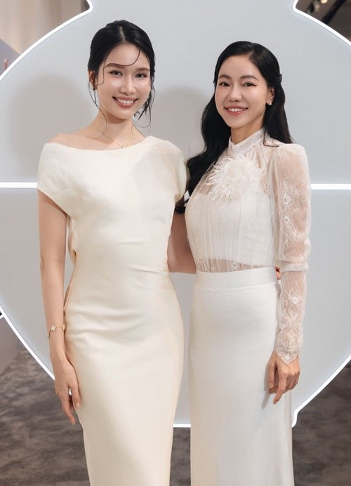 Á hậu Phương Anh vừa xác nhận việc rời công ty Sen Vàng của doanh nhân Phạm Kim Dung (phải) sau 5 năm gắn bó. Ảnh: FB Phương Anh.