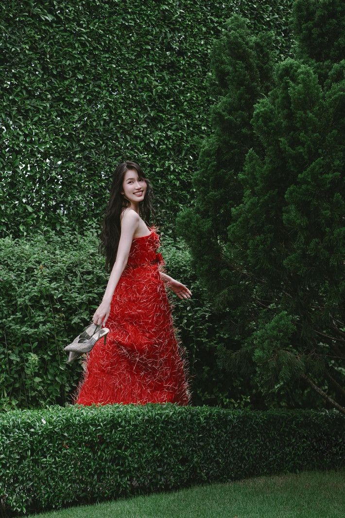 Nàng hậu gửi lời cảm ơn đến công ty Sen Vàng. "Một lời cảm ơn chắc chắn là chưa đủ… nhưng trong trái tim Phương Anh, Sen Vàng mãi là một gia đình ấm áp, nơi mình đã học được rất nhiều điều và gặp được những con người tuyệt vời. Và chắc chắn khi gia đình cần, Phương Anh sẽ có mặt", Phương Anh viết. Ảnh: FB Phương Anh.