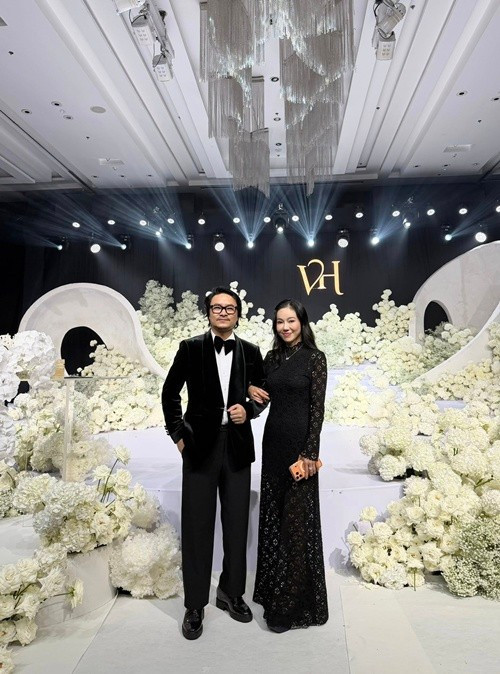 Đạo diễn Hoàng Nhật Nam - doanh nhân Phạm Kim Dung sánh đôi tại đám cưới Đỗ Thị Hà. Ảnh: FB Hoàng Nhật Nam.