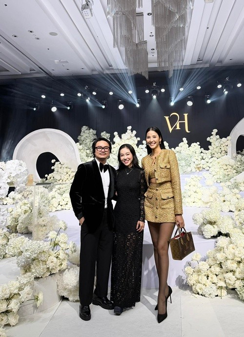 Hoàng Thuỳ nhắn nhủ cô dâu: “Tung tăng đi ăn cưới em gái yêu Đỗ Thị Hà. Ngày thật vui và đầy cảm xúc. Chúc em trăm năm hạnh phúc, hành trình mới luôn tràn ngập yêu thương và nụ cười". Ảnh: FB Hoàng Nhật Nam.