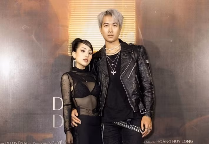 Tình cũ Đạt G công khai hẹn hò với El Anh Thoại vào năm 2022. Chia sẻ với Znews, giọng ca Bánh mì không cho hay, cô và người yêu quen nhau qua bạn bè. Du Uyên cảm thấy El Anh Thoại ban đầu khô khan nhưng sau đó cảm nhận được bạn trai che chở, yêu thương. Ảnh: Znews.