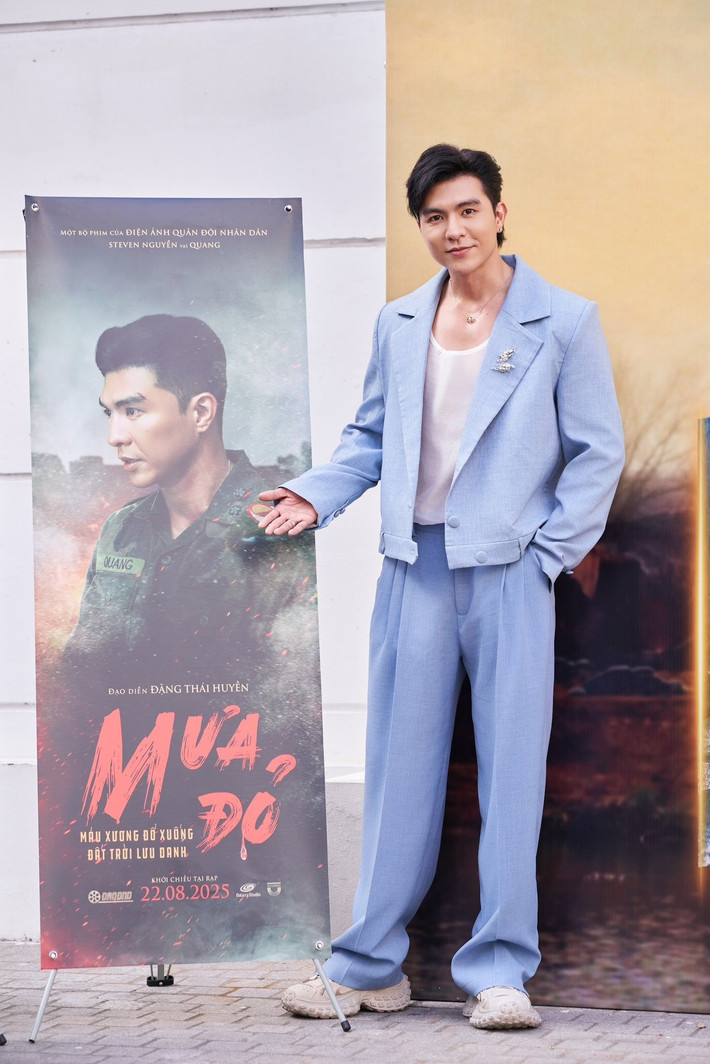 Trong phim Mưa đỏ đang ra rạp, Steven Nguyễn đảm nhận vai phản diện Quang. Ảnh: FB Steven Nguyễn.