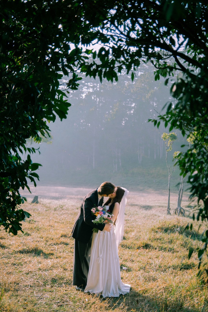 Đình Tú- Ngọc Huyền khoá môi ngọt ngào giữa cánh đồng. Ảnh: FB Ngọc Huyền.