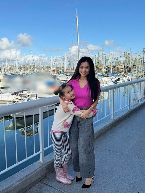 Trên trang cá nhân, Y Phụng đăng tải hình ảnh bên con gái trong một chuyến đi đầu năm. Nữ diễn viên kiêm ca sĩ diện áo thun hồng tay ngắn tôn dáng, kết hợp với quần jeans ống rộng cạp cao. Ảnh: FB Y Phụng.