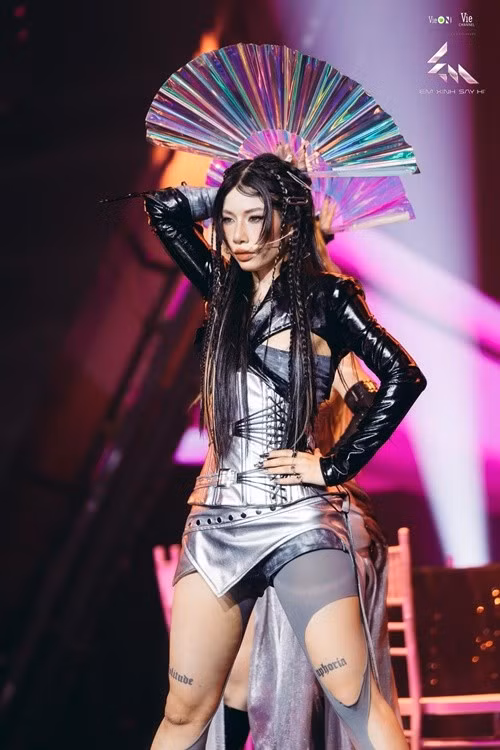 Nhiều khán giả nhận xét Lyhan cứ cất tiếng hát là hớp hồn người nghe. Ảnh: FB Lyhan.