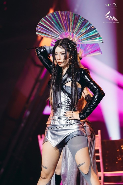 Nhiều khán giả nhận xét Lyhan cứ cất tiếng hát là hớp hồn người nghe. Ảnh: FB Lyhan.