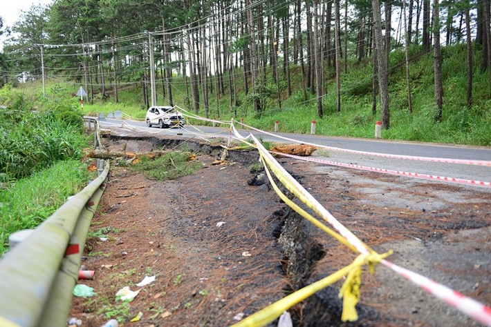 Đèo D’ran dài khoảng 10km, có nhiều khúc cua hẹp và độ dốc lớn. Đây là tuyến giao thông huyết mạch nối Đà Lạt với đèo Sông Pha (quốc lộ 27), dẫn xuống vùng đồng bằng Phan Rang – Khánh Hòa. Vào mùa mưa, tuyến đèo này thường xuyên xảy ra sạt trượt, gây chia cắt giao thông.