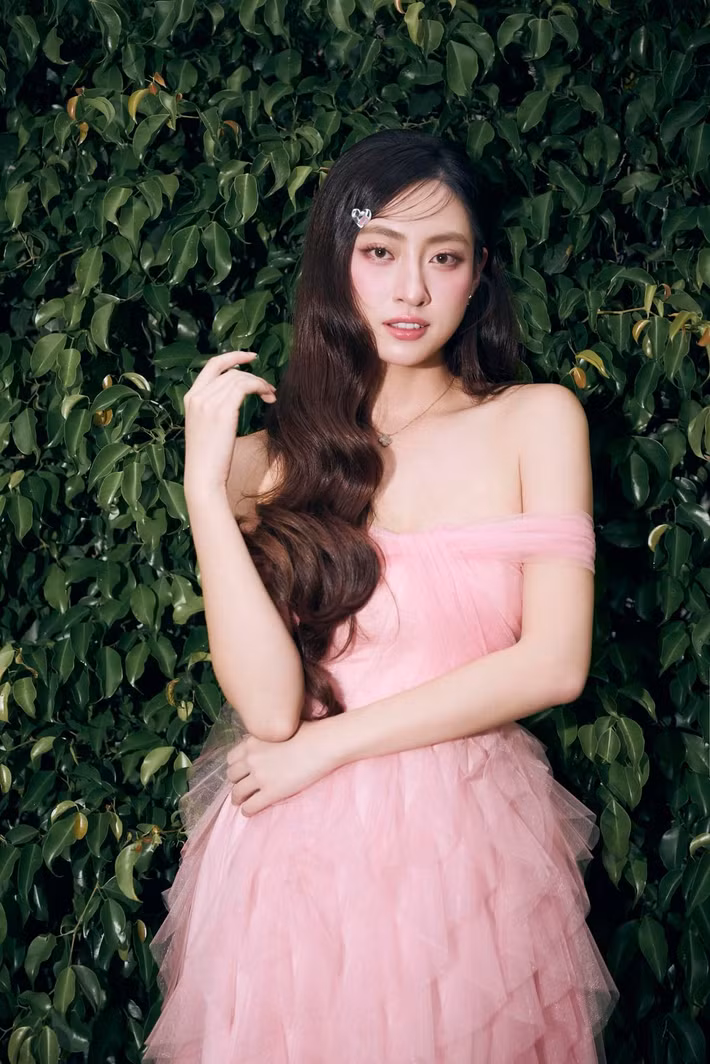 Sau đăng quang Miss World Vietnam 2019, Lương Thùy Linh đắt show làm người mẫu, quảng cáo, dẫn chương trình. Ngoài ra, cô còn làm giám đốc thời trang. Hiện tại, Lương Thùy Linh có khối tài sản “không phải dạng vừa”. Ảnh: FB Lương Thùy Linh.