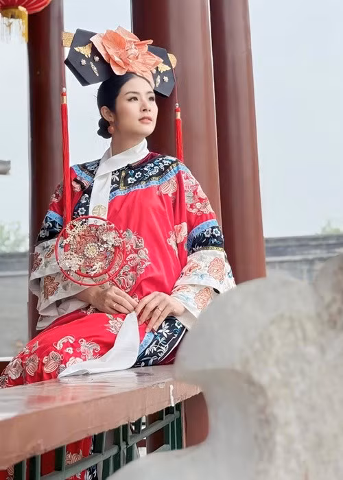 Trên trang cá nhân, Ngọc Hân vừa đăng tải loạt ảnh hóa "Hoàn Châu cách cách" trong chuyến du lịch Trung Quốc. Ảnh: FB Ngọc Hân.