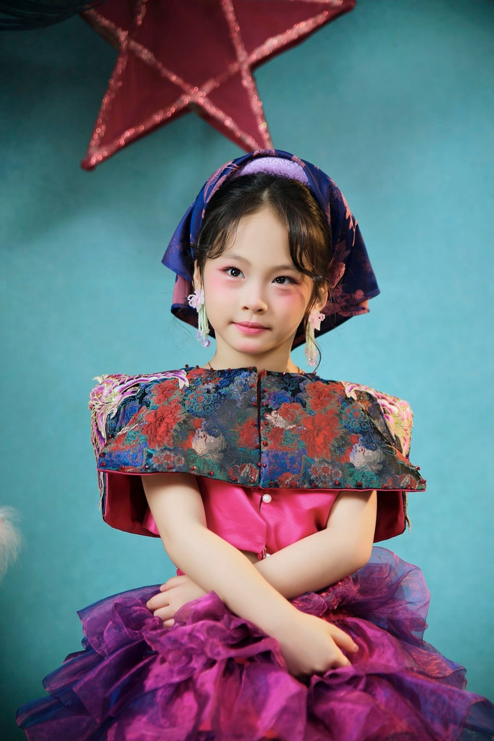 Pha Lê chia sẻ, ngắm ảnh con gái xúng xính váy áo đón Trung thu, cô say mê không lối thoát. Ảnh: FB Pha Lê.