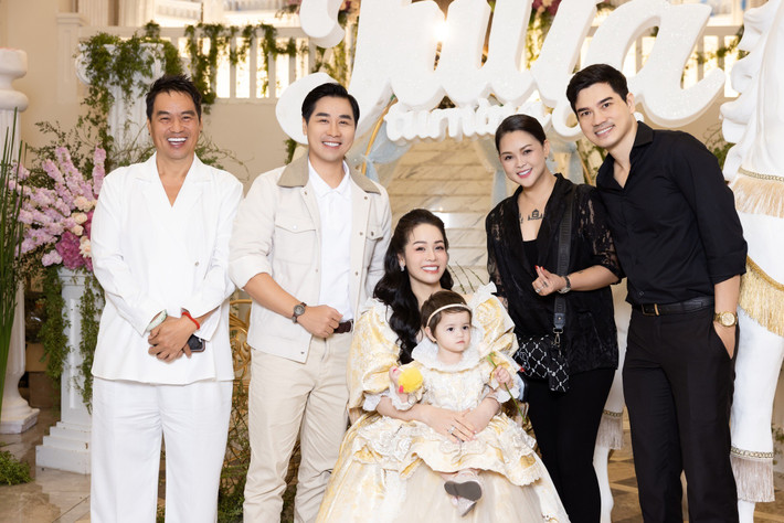 Nữ ca sĩ xúc động khi nhìn xuống khán phòng đông đủ khách mời, ai cũng dành cho bé Julia những lời chúc dễ thương. Ảnh: FB Nhật Kim Anh.