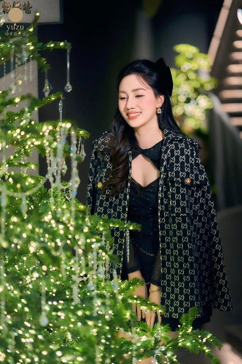 Trà My kết hôn vào năm 2016 với doanh nhân Lê Hoàn. Người đẹp chia sẻ, chồng cô rất nhẹ nhàng chỉ cho cô những thiếu sót và sai lầm do trước khi lấy anh, cô ít va chạm nên không có nhiều kinh nghiệm sống. Ảnh: Instagram Phạm Hương.