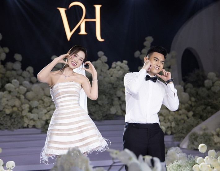 Cô dâu chú rể tạo không khí sôi động bằng màn nhảy múa cùng khách mời. Ảnh: Tiền Phong.