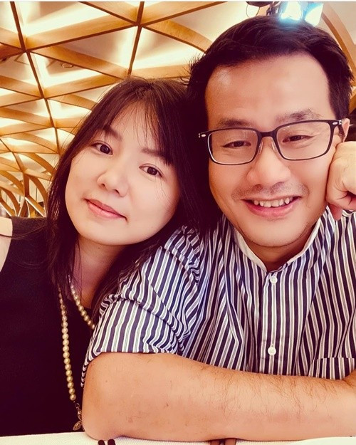 Ngô Quỳnh Anh theo học ngành Marketing sau khi rời showbiz. Năm 2014, nữ ca sĩ lên xe hoa. Vợ chồng Ngô Quỳnh Anh làm chung ngành marketing, có một cậu con trai. Ảnh: FB Ngô Quỳnh Anh.