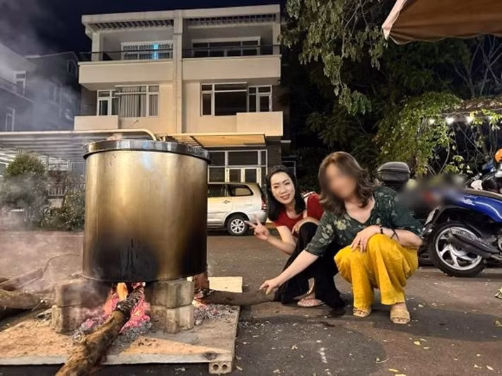 Không chỉ trong gia đình, NSND Trịnh Kim Chi còn nhiều lần rủ bạn bè, đồng nghiệp cùng quây quần trông nồi bánh chưng đến sáng để thêm không khí Tết. Ảnh: Gia Đình Việt Nam.