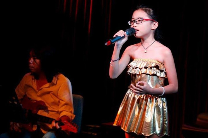 Người phát hiện tài năng ca hát của Phương Mỹ Chi là ca sĩ Phương Quế Như - cô ruột của Phương Mỹ Chi. Từ 6 tuổi, Phương Mỹ Chi được cô ruột dạy hát. Ảnh: FB Phương Mỹ Chi.