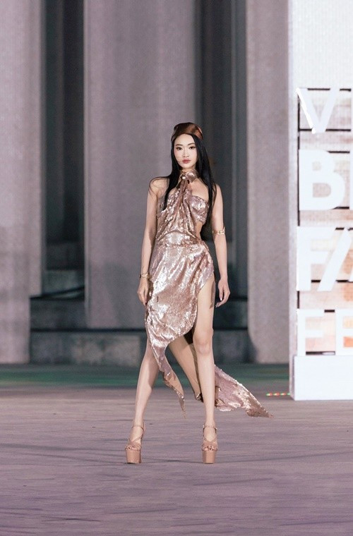 Thủy Tiên chia sẻ, cô đến với Miss World Vietnam không phải để tìm kiếm danh hiệu, mà để theo đuổi sứ mệnh văn hóa mà mình luôn tin tưởng. Ảnh: FB Vũ Thủy Tiên.